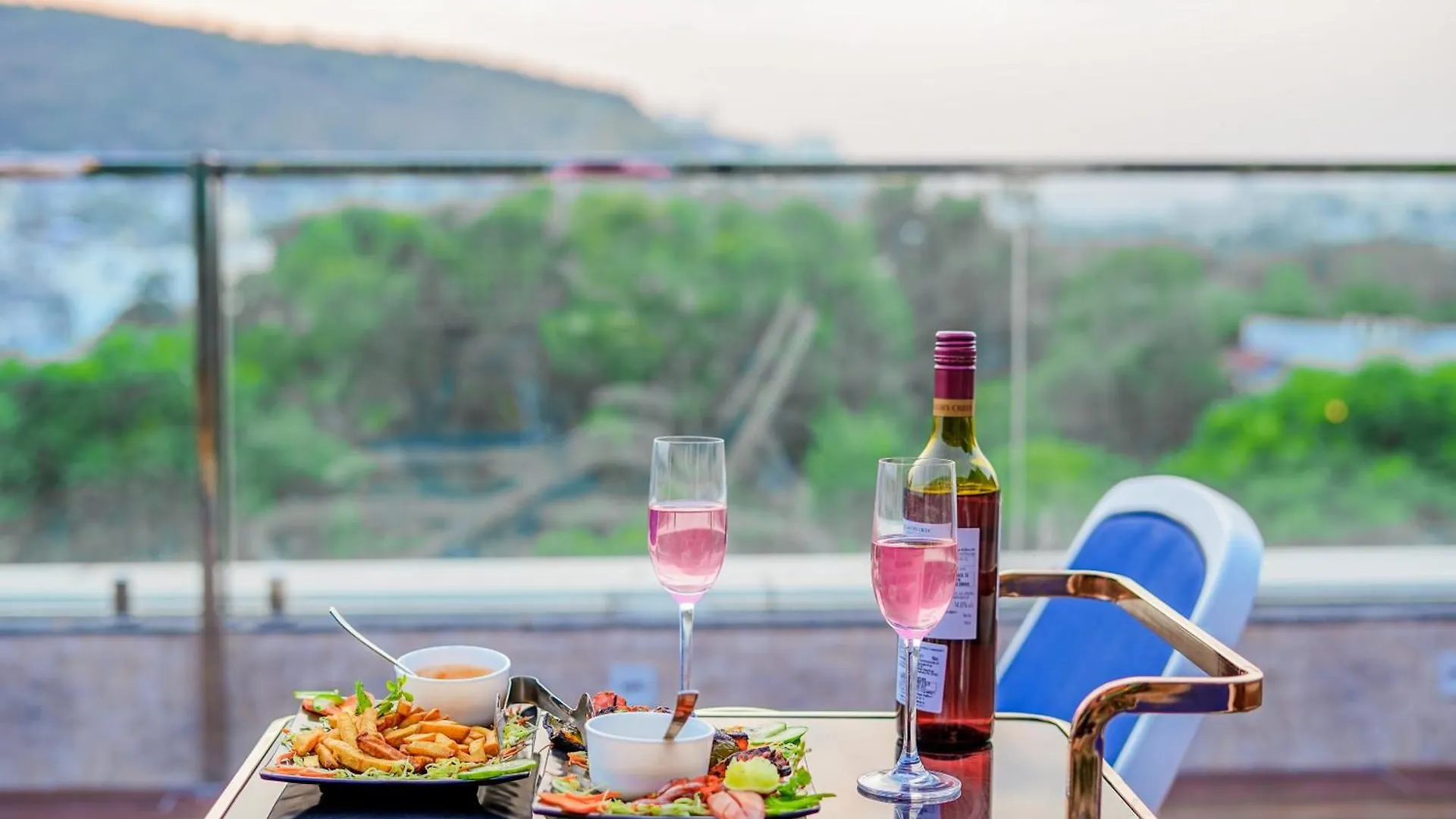 Pax Hotel Grand Blue 3 Min Walk From Udaipur City Railway Station 4*,